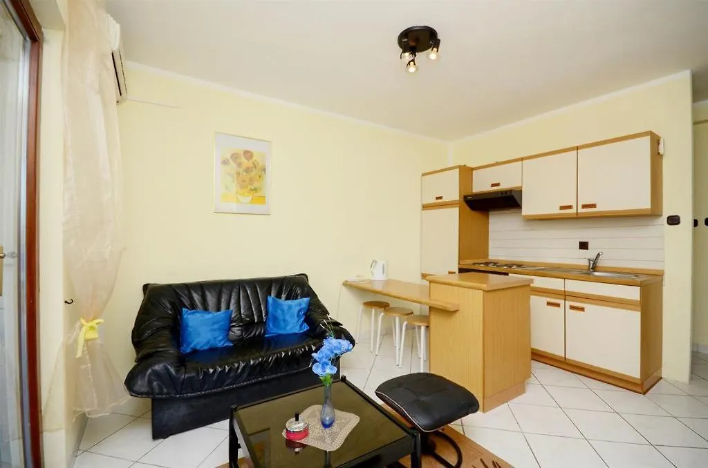 Apartment Apartmani Kristina Donji Okrug  Croatia